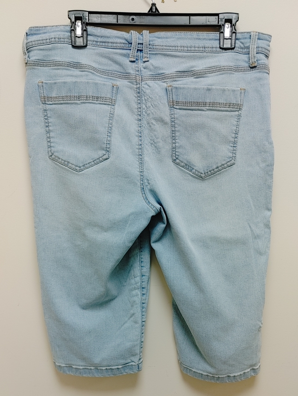 Gloria Vanderbilt Light Blue Denim Capris Women's Size 14 with Button Tab Hem - Picture 3 of 3